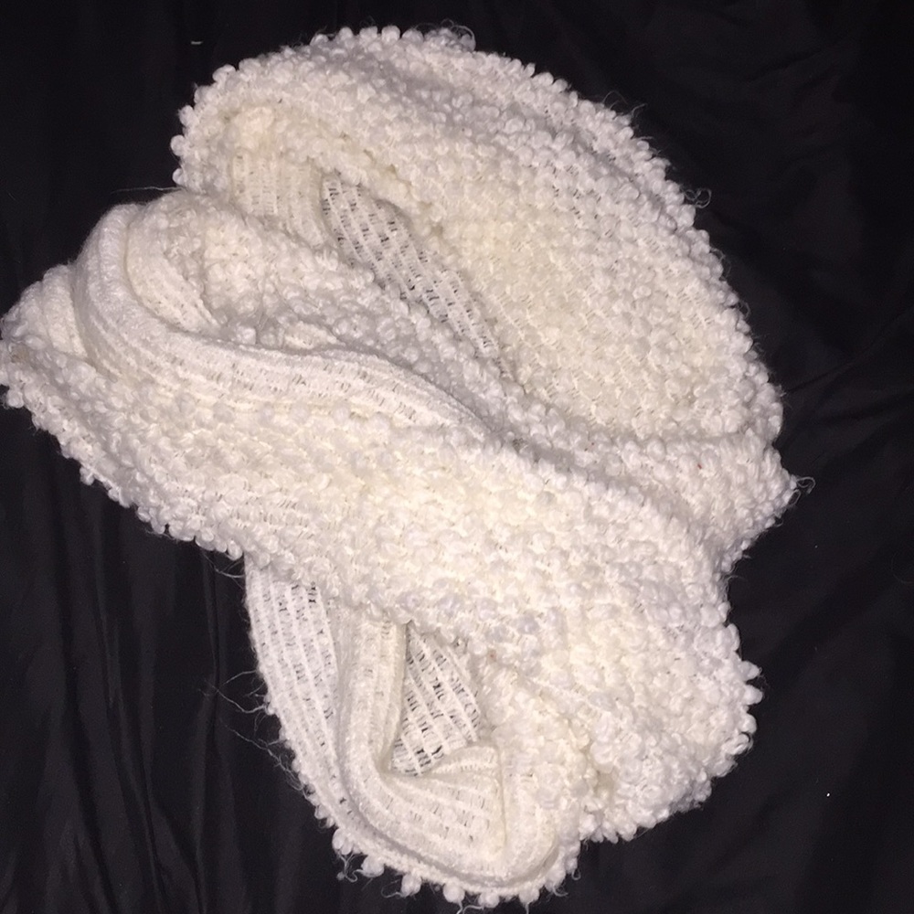 white knitted scarf